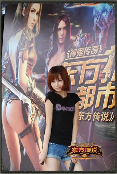 图片: 图4+最美Showgirl对《神鬼传奇》宝剑爱不释手.jpg