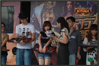 图片: 图7+最美Showgirl接受赛后访问.jpg