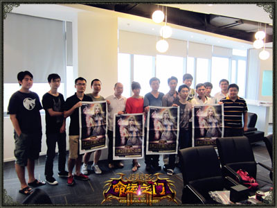 图片: 图4-研发人员与玩家共同合影留念.jpg